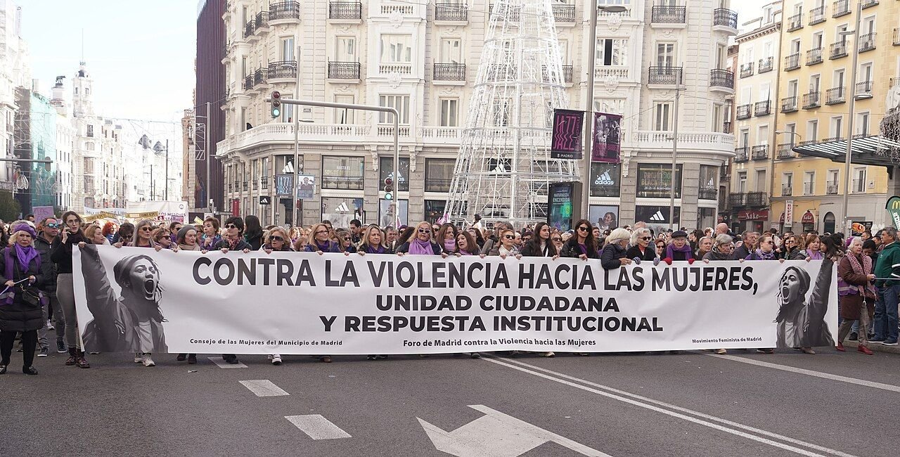 Cabecera de la manifestación con la pancarta «Contra la violencia hacia las mujeres. Unidad ciudadana y respuesta institucional»