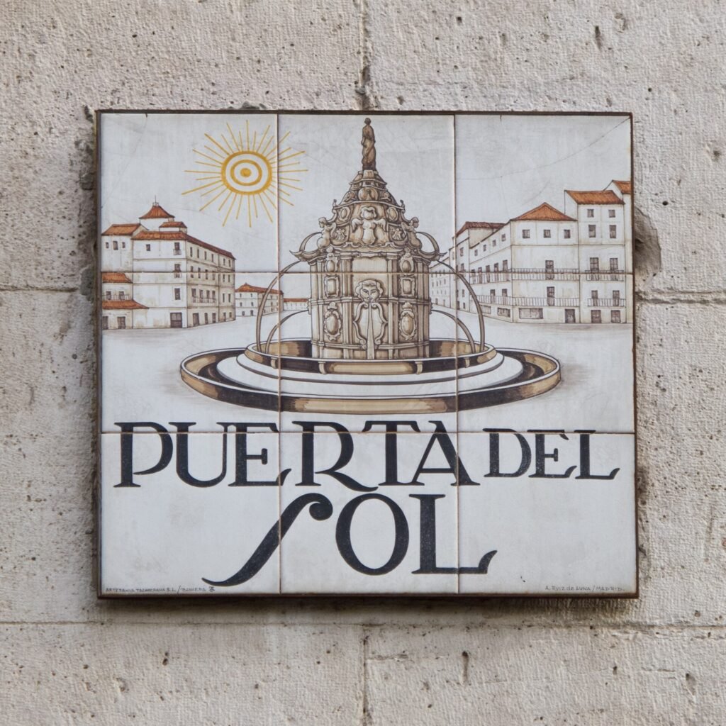 Vista de la Puerta del Sol de Madrid con la Real Casa de Correos al fondo