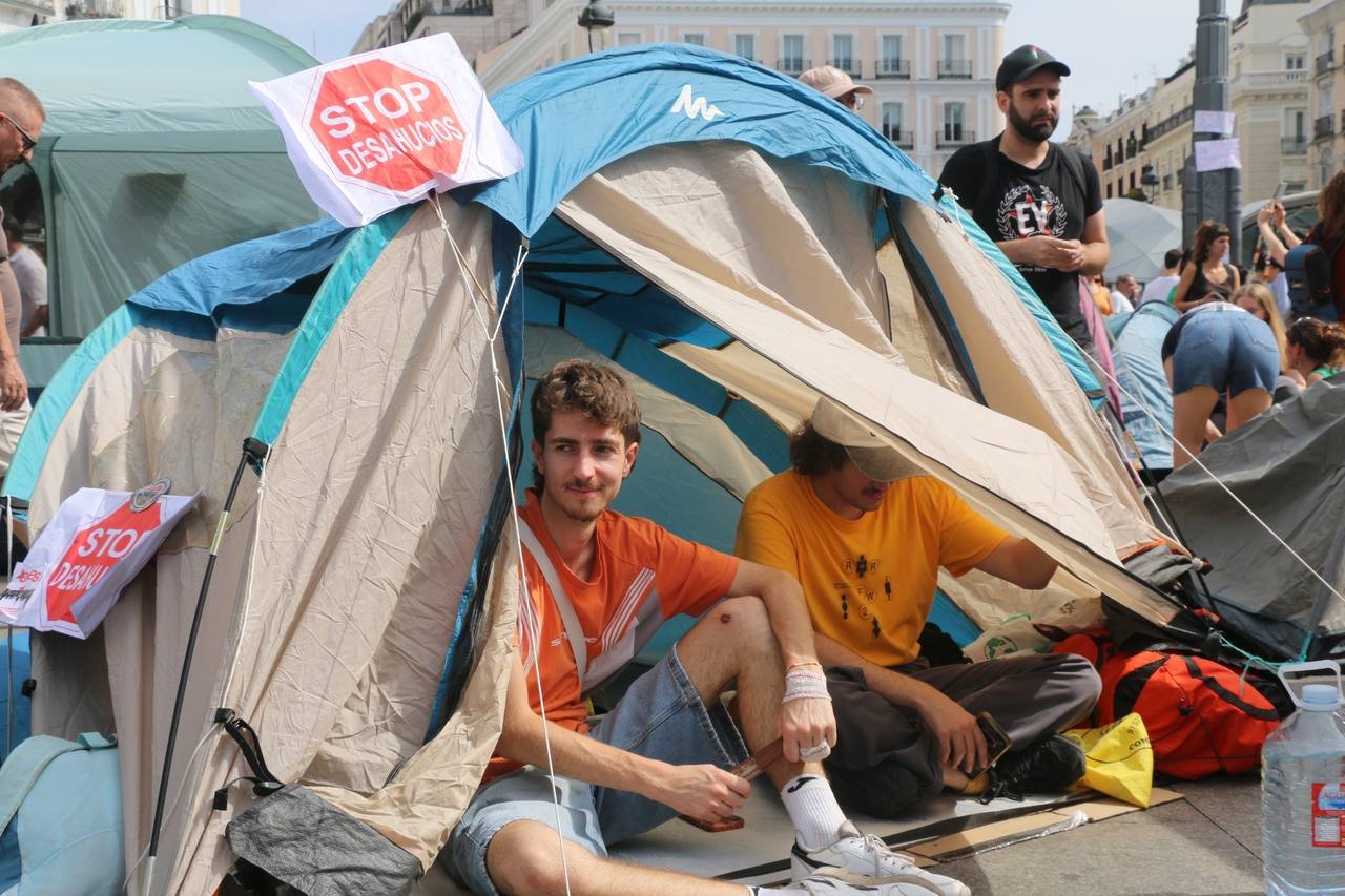 Tiendas de campaña con carteles de Stop Desahucios en la Puerta del Sol
