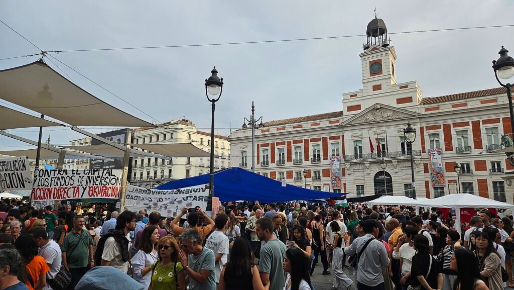 Acampada por la vivienda en la Puerta del Sol de Madrid, con carpas y pancartas ante la Real Casa de Correos