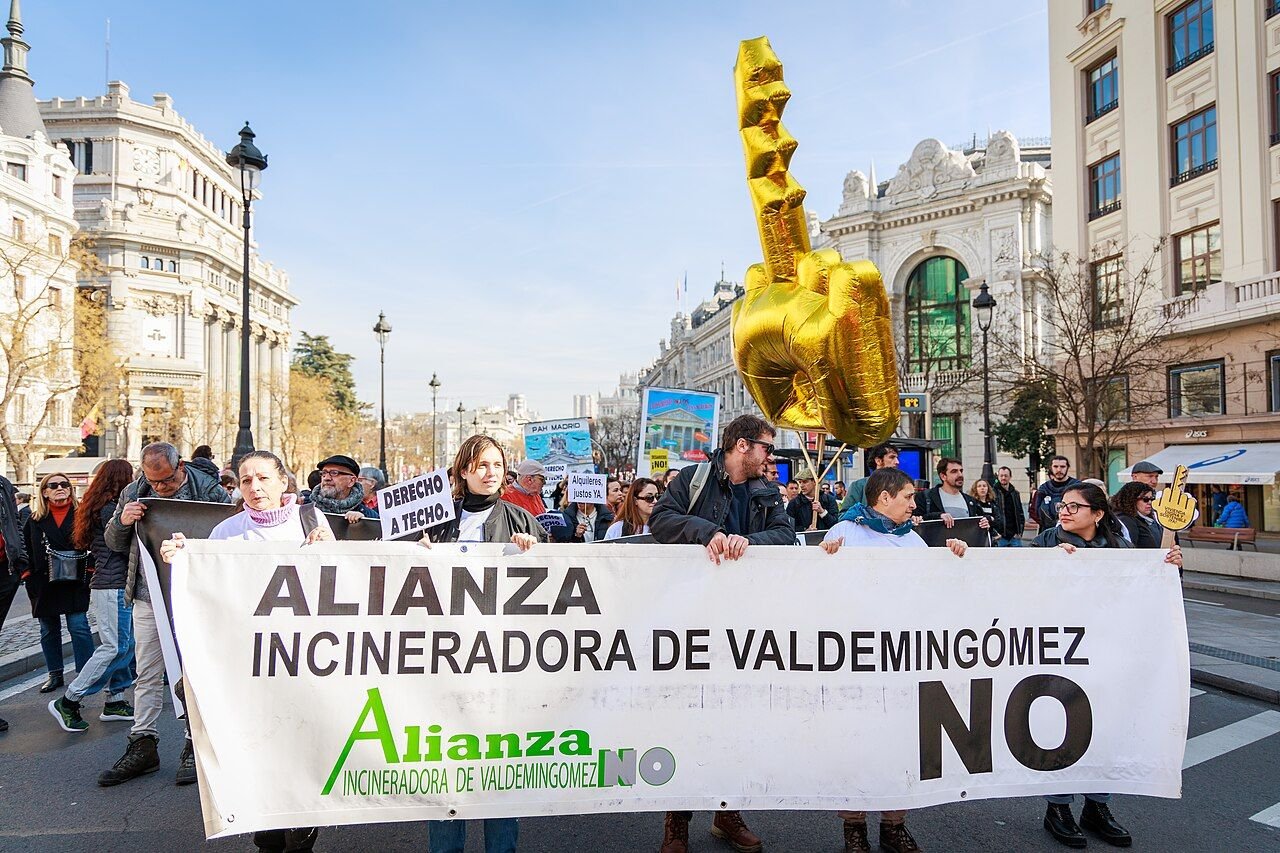 Manifestantes con la pancarta «Alianza Incineradora de Valdemingómez NO» en una calle de Madrid