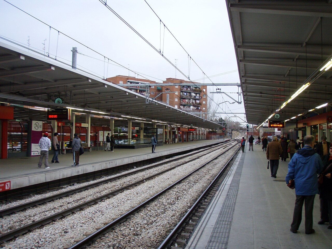 Viajeros esperando en el andén de la estación de Cercanías de Móstoles