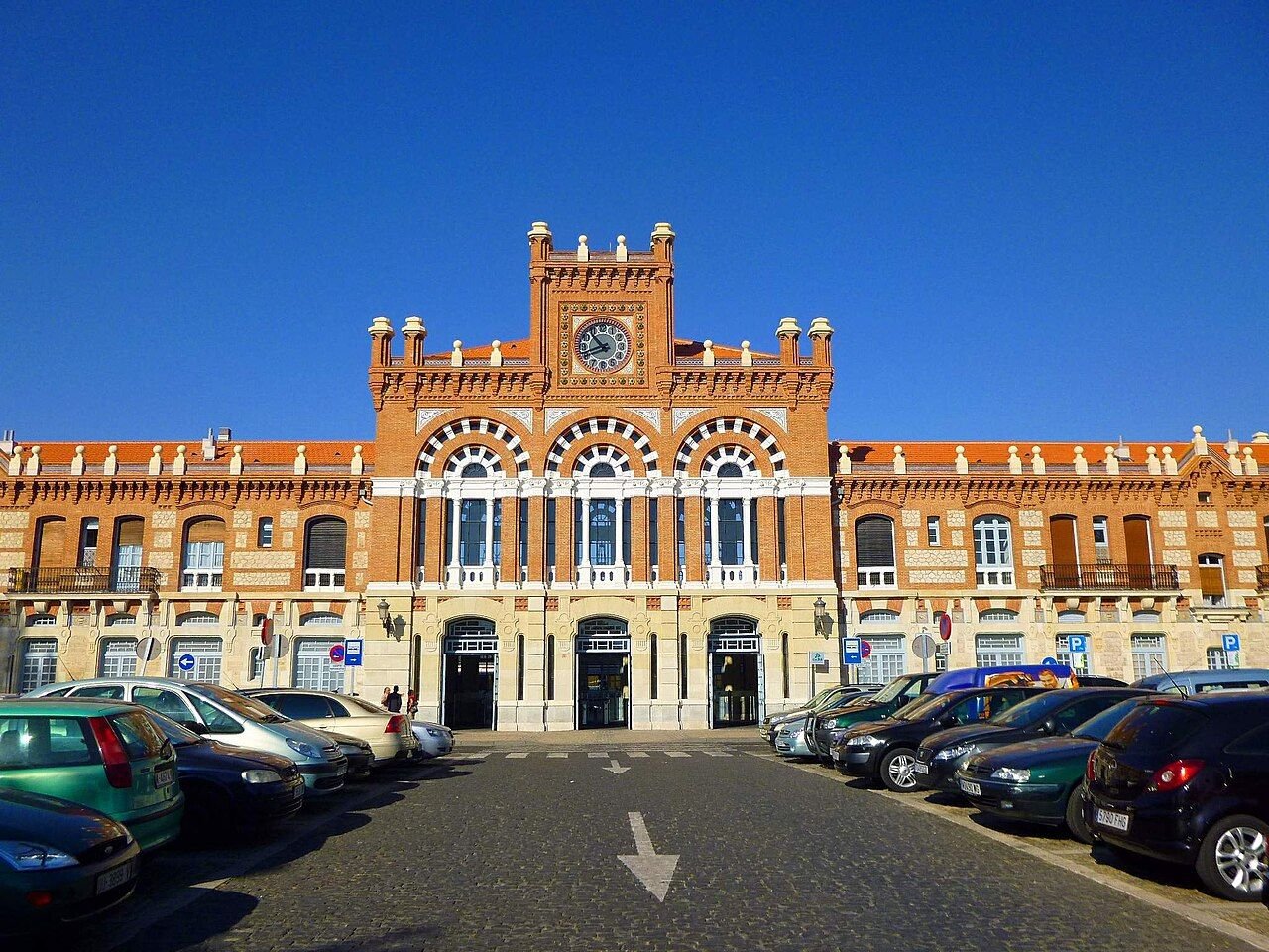 Edificio neomudéjar de ladrillo de la estación de tren de Aranjuez