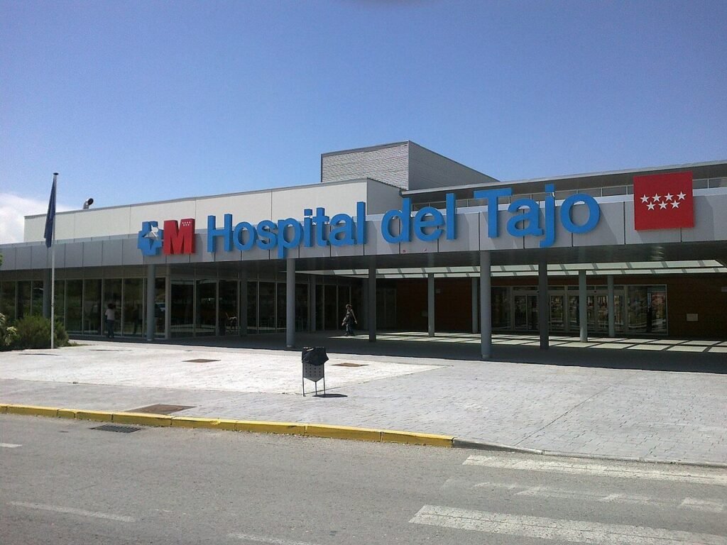Fachada del Hospital del Tajo de Aranjuez con su rótulo