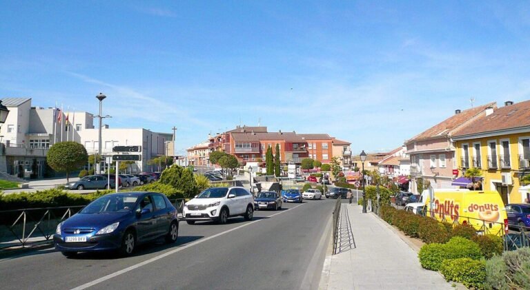 Arroyomolinos: un instituto a medio hacer, sin urgencias y con el Guadarrama convertido en escombrera