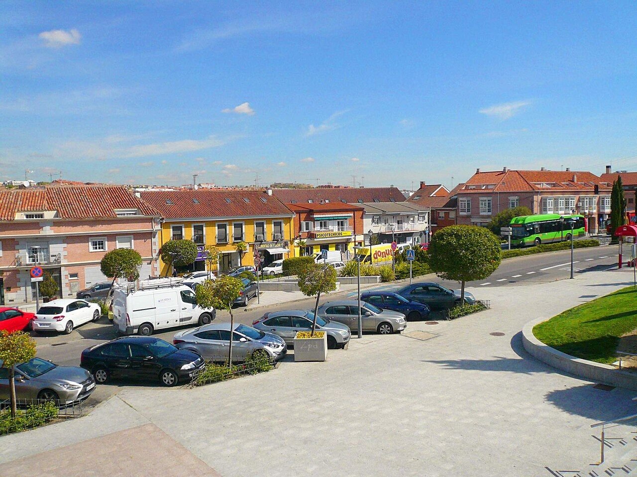 Calle residencial de Arroyomolinos con viviendas unifamiliares y zona verde