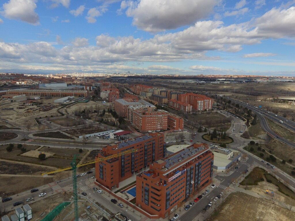 Vista aérea del barrio de Butarque, con bloques de viviendas de ladrillo y solares alrededor