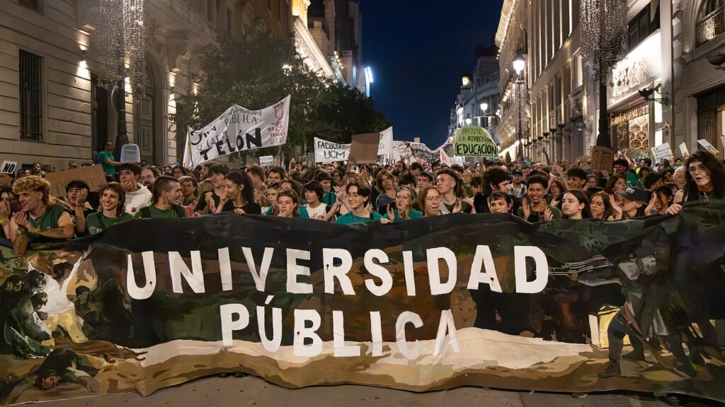 Manifestación en defensa de la educación pública por las calles de Madrid en octubre de 2026