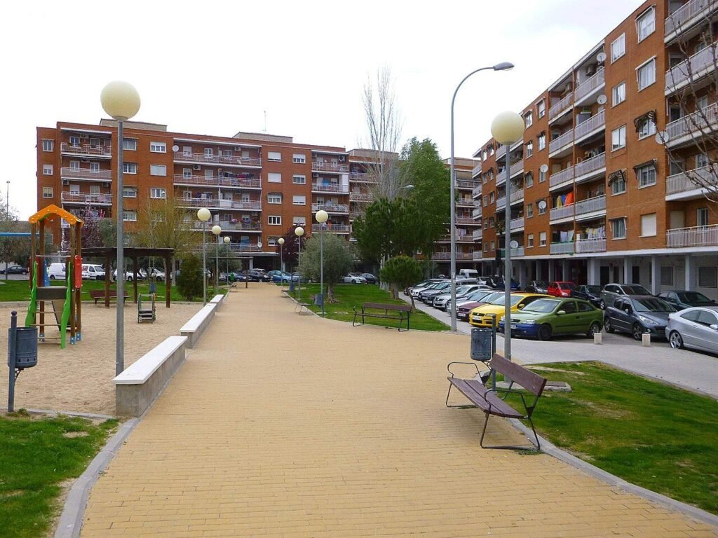 Paseo con bancos y bloques de viviendas de ladrillo en Ciempozuelos