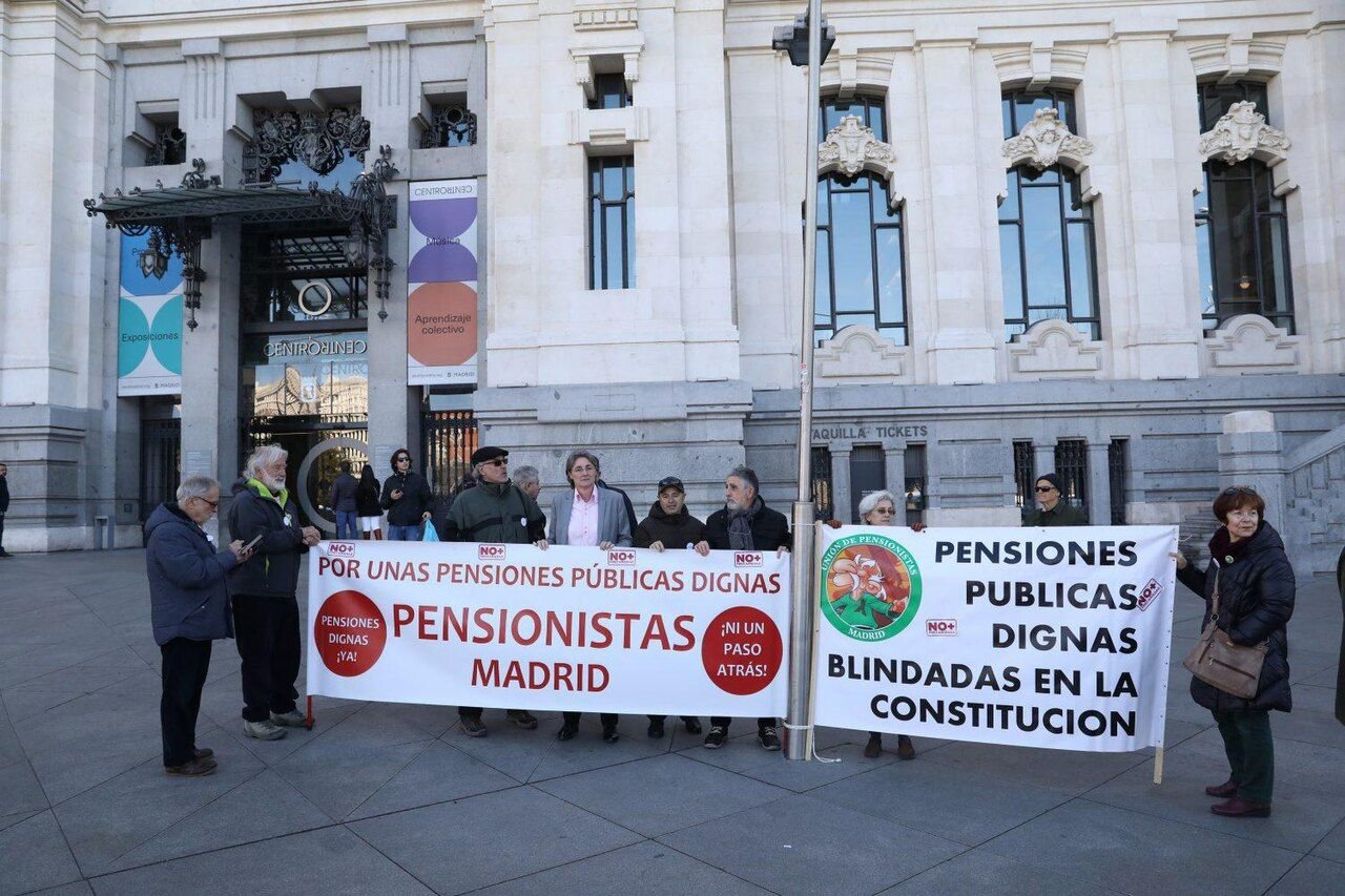 Pensionistas sostienen una pancarta «Por unas pensiones públicas dignas – Pensionistas Madrid» frente al Palacio de Cibeles