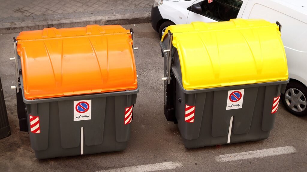 Contenedores de residuos de colores en una calle de Madrid
