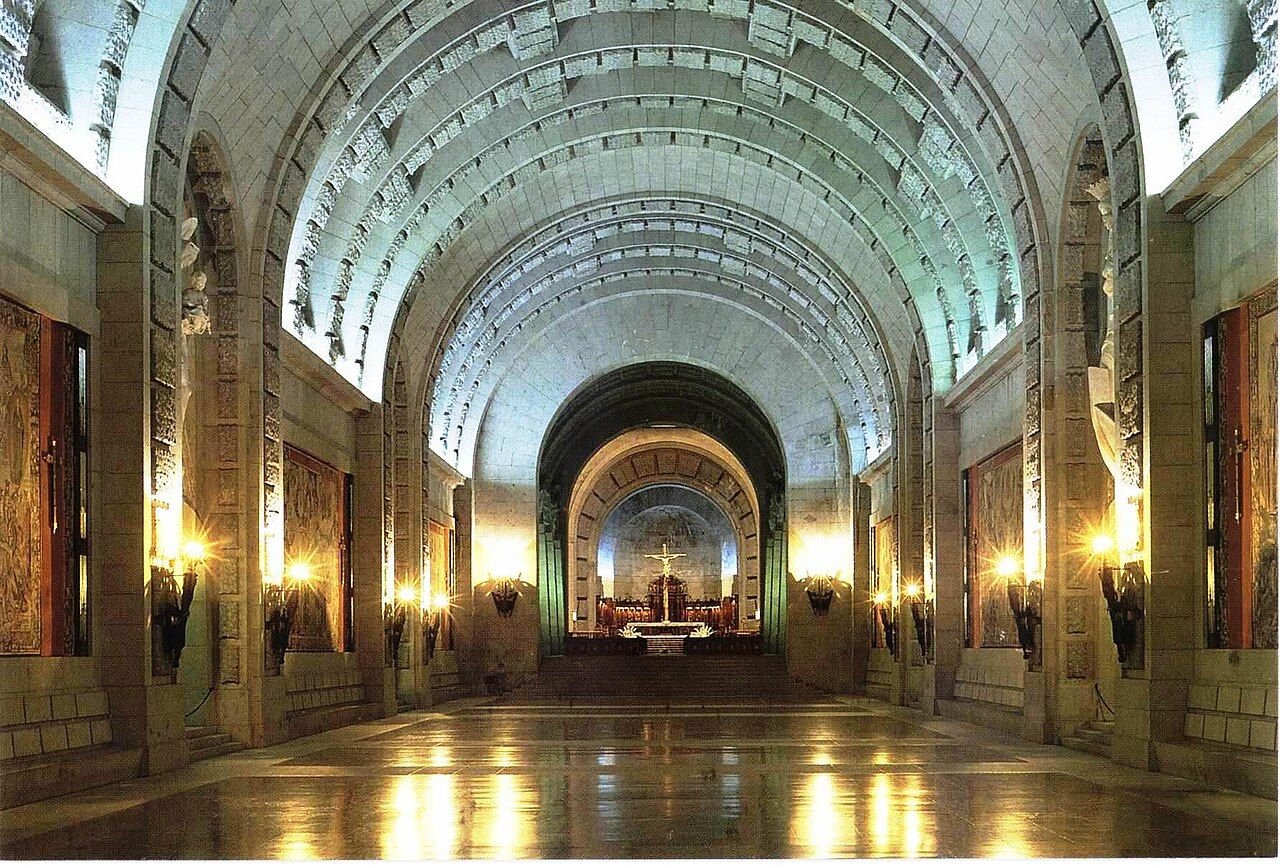 Nave interior de la basílica excavada en la roca de Cuelgamuros