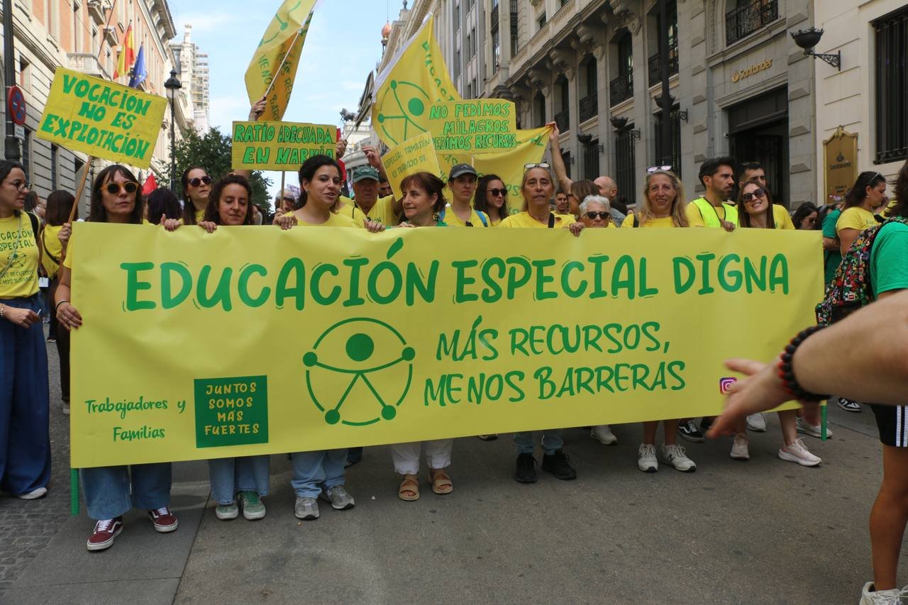 Cabecera amarilla con el lema «Educación Especial Digna: más recursos, menos barreras»
