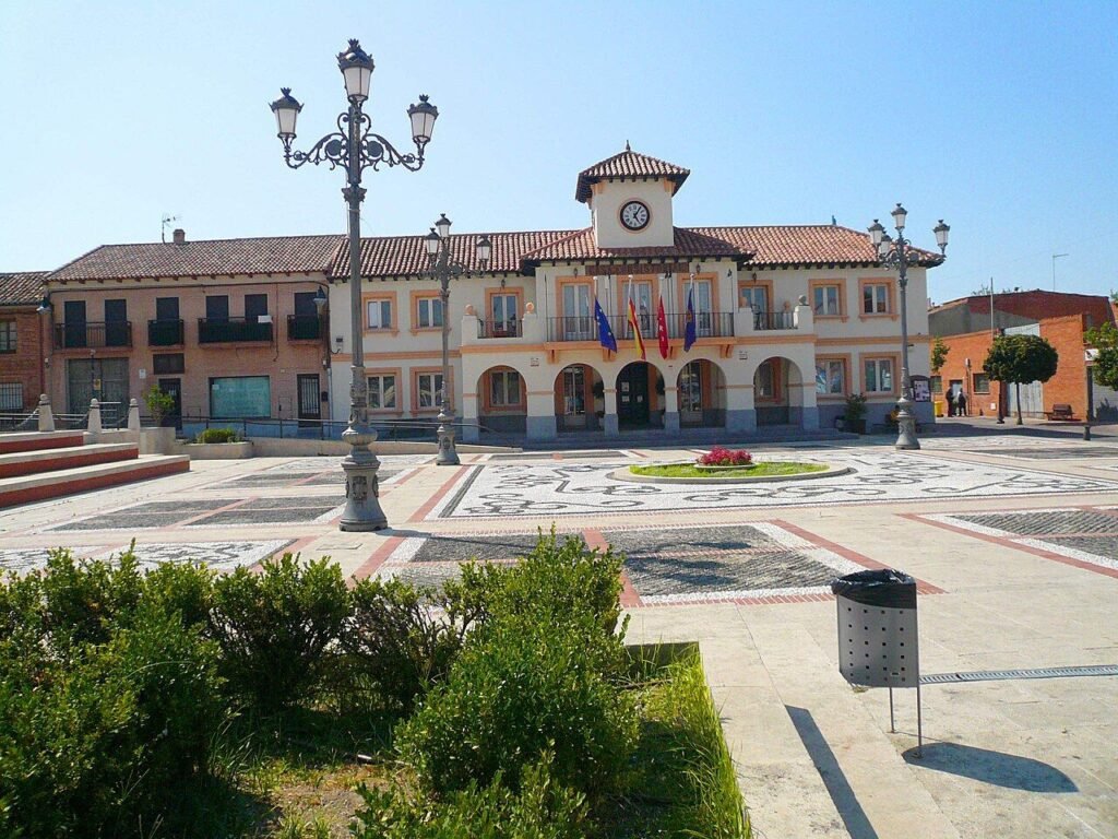 Plaza Mayor de Griñón con el Ayuntamiento al fondo y una farola central