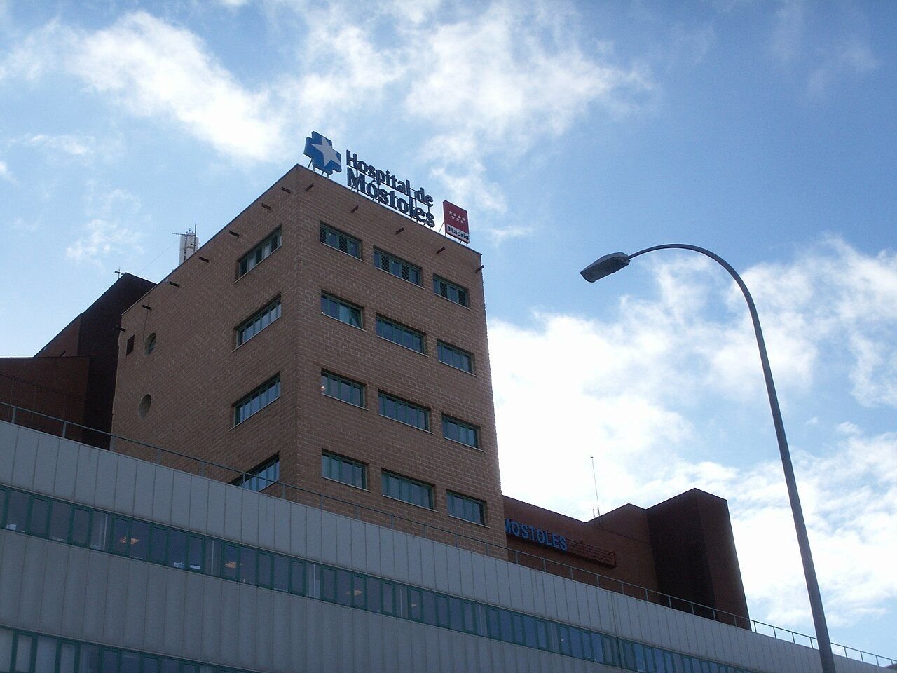 Edificio de ladrillo del Hospital Universitario de Móstoles con su rótulo