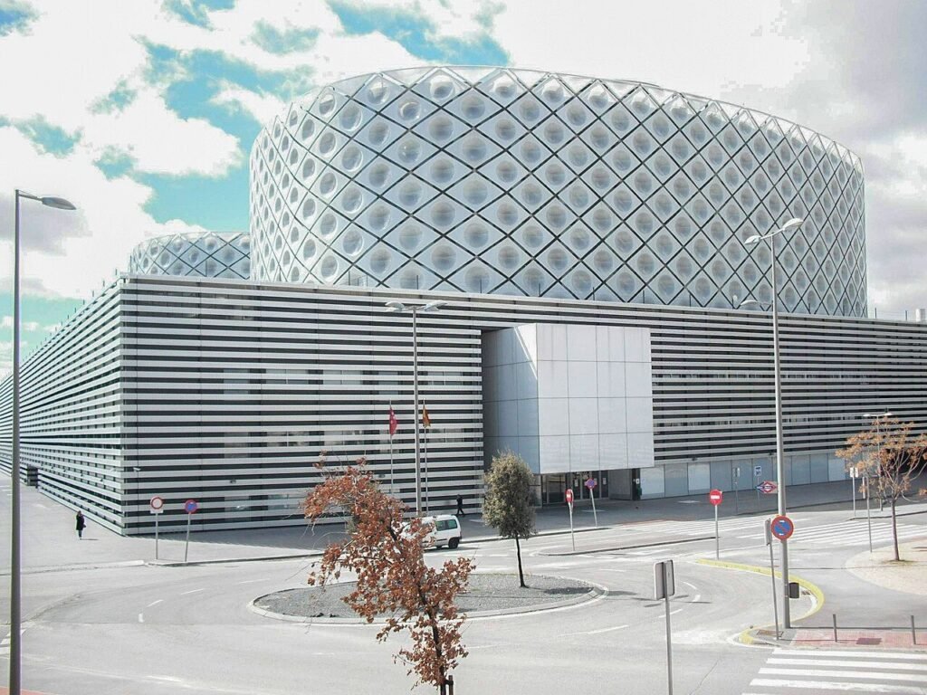 Fachada blanca ondulada del Hospital Universitario Rey Juan Carlos de Móstoles