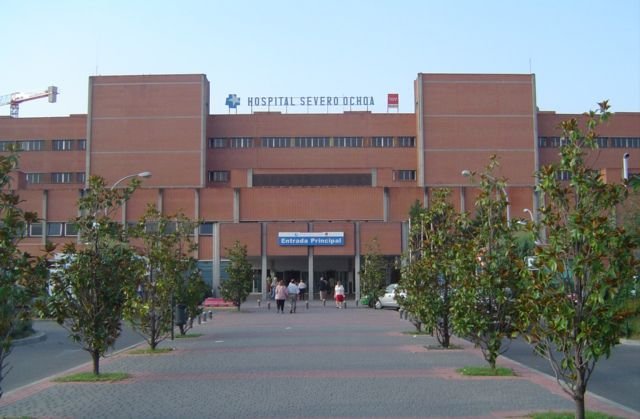 Fachada de ladrillo del Hospital Universitario Severo Ochoa de Leganés con su acceso principal