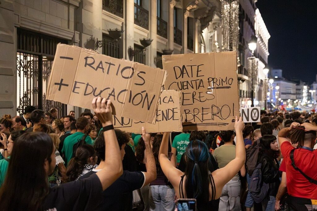 Manifestantes con carteles de cartón: «−Ratios +Educación»