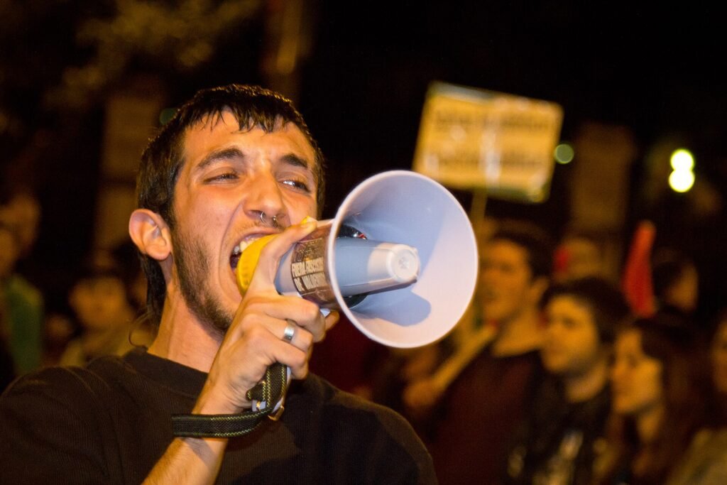 Un estudiante grita con un megáfono en una manifestación por la educación pública en Madrid