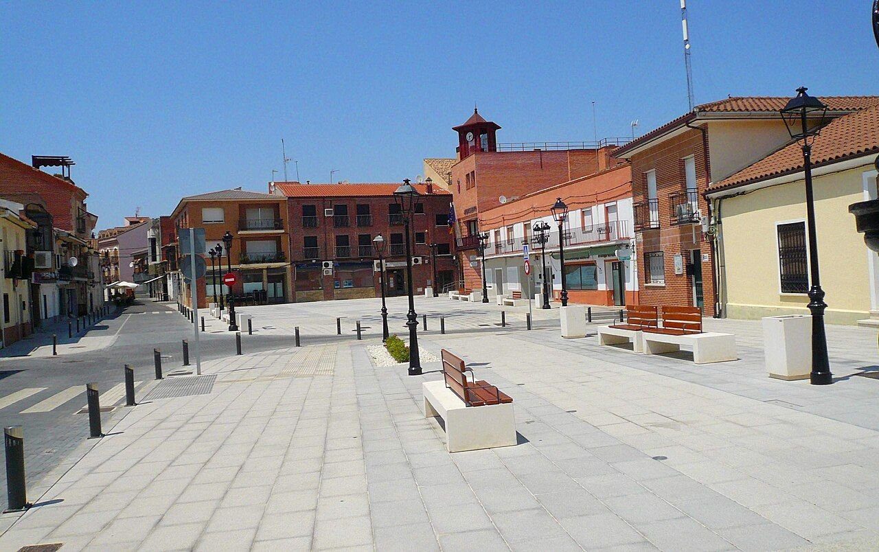 Plaza de la Constitución de Humanes de Madrid con bancos y edificios alrededor