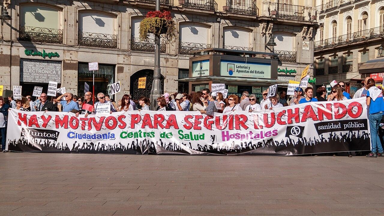 Cabecera de una marcha de la Marea Blanca en Madrid con la pancarta «Hay motivos para seguir luchando»