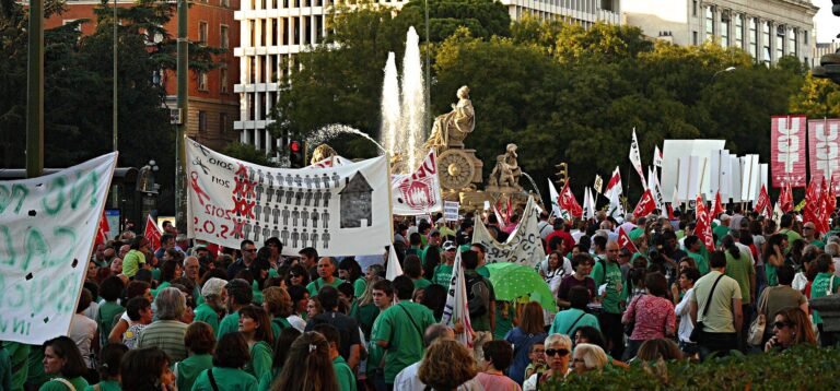 Miles de docentes, familias y estudiantes marchan de Atocha a la Consejería: «Defendemos la pública, defendemos el futuro»