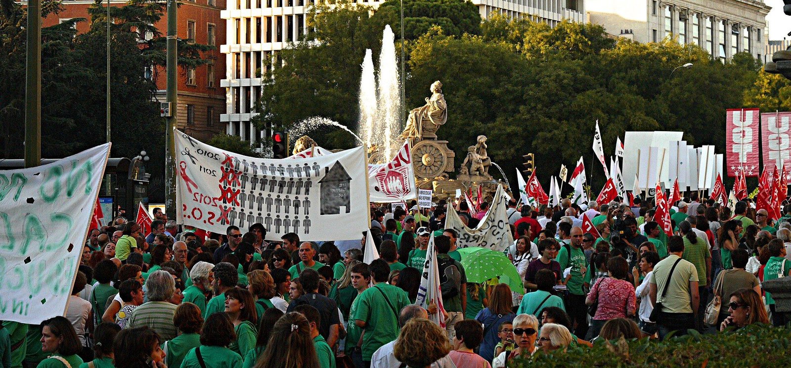 Una multitud con camisetas verdes rodea la fuente de Cibeles en una manifestación por la educación pública