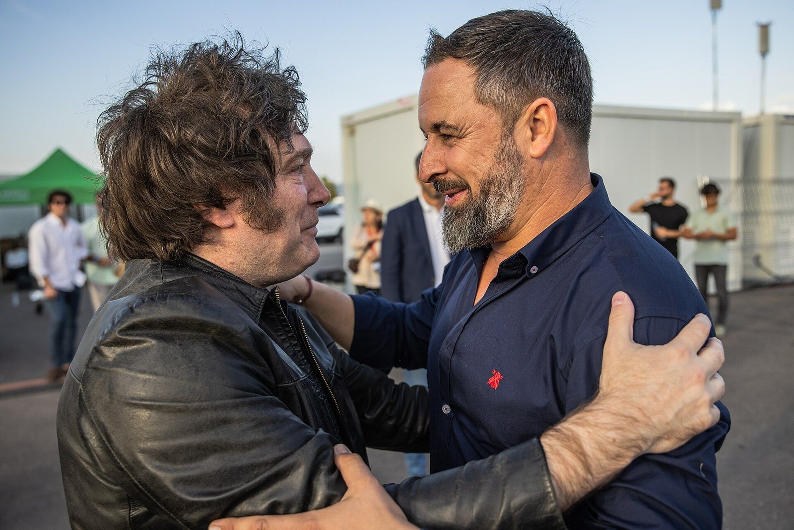 Javier Milei y Santiago Abascal se abrazan en un acto de Vox