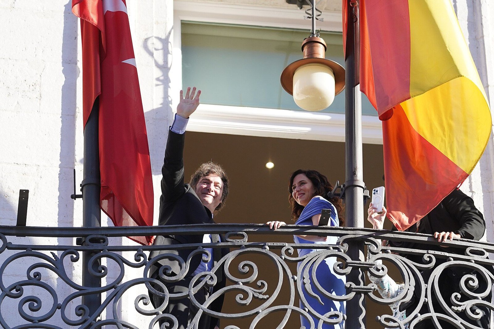 Javier Milei saluda desde el balcón de la Real Casa de Correos junto a Isabel Díaz Ayuso