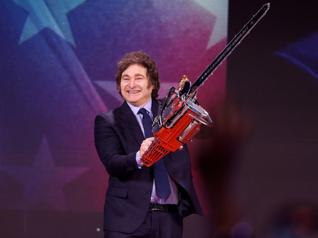 Javier Milei sostiene una motosierra en un acto en Estados Unidos en 2025