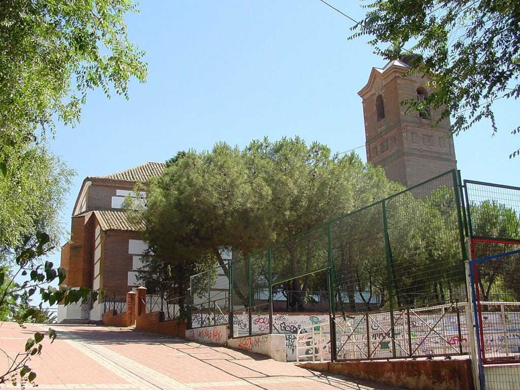 Calle de Moraleja de Enmedio con la torre de la parroquia de San Millán al fondo