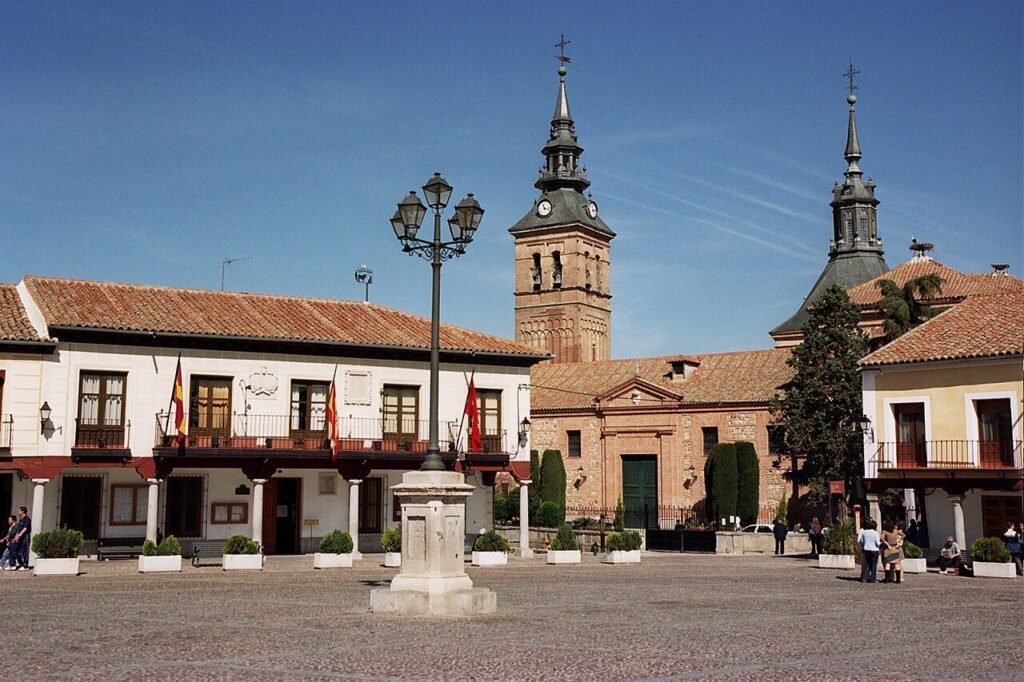 Plaza de Segovia de Navalcarnero con soportales y la torre de la iglesia al fondo