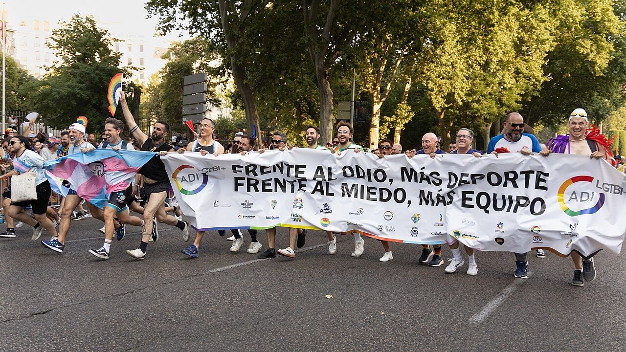Deportistas corren tras una pancarta con el lema «Frente al odio, más deporte. Frente al miedo, más equipo»