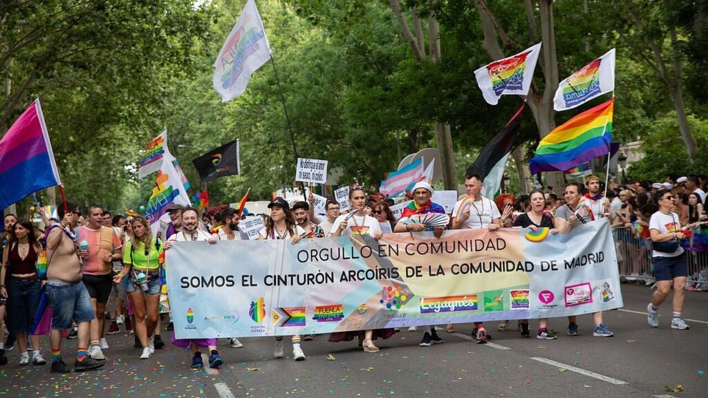 Activistas de colectivos LGTBI+ de Fuenlabrada, Leganés y otros municipios con la pancarta «Orgullo en comunidad, somos el cinturón arcoíris de la Comunidad de Madrid»