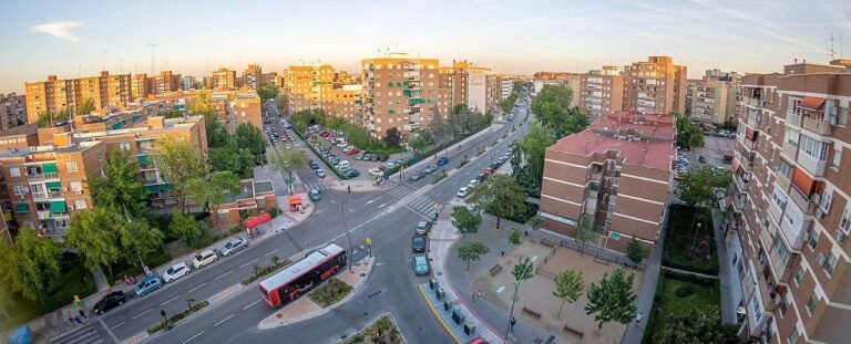 Fuenlabrada: las familias de la calle Pinto plantan cara a la Sareb y la basura retrata el abandono de lo público