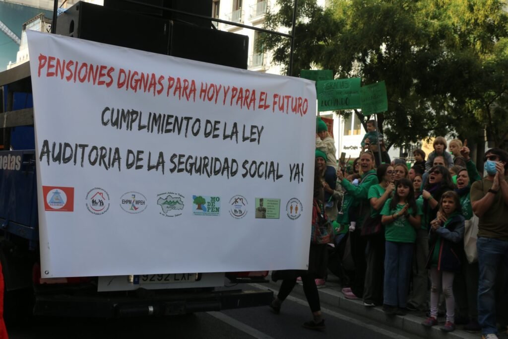 Pancarta «Pensiones dignas para hoy y para el futuro. Cumplimiento de la ley. Auditoría de la Seguridad Social ya»