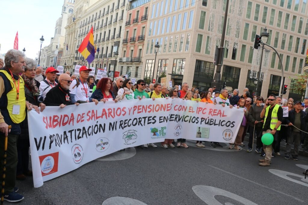 Cabecera de la manifestación con la pancarta «Subida de salarios y pensiones con el IPC real. Ni privatización ni recortes en servicios públicos», en Madrid el 24 de octubre de 2026