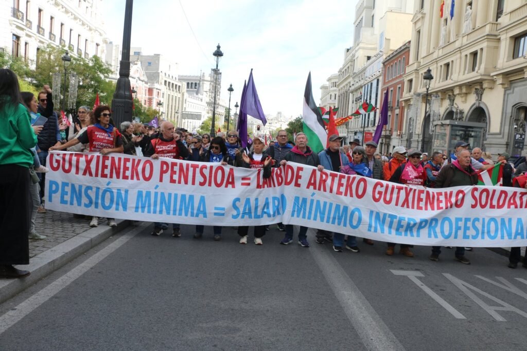Pancarta vasca que reclama «Pensión mínima = salario mínimo interprofesional»