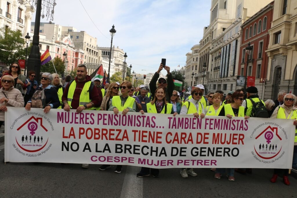 Pancarta de COESPE Mujer Petrer: «Mujeres pensionistas, también feministas. La pobreza tiene cara de mujer. No a la brecha de género»