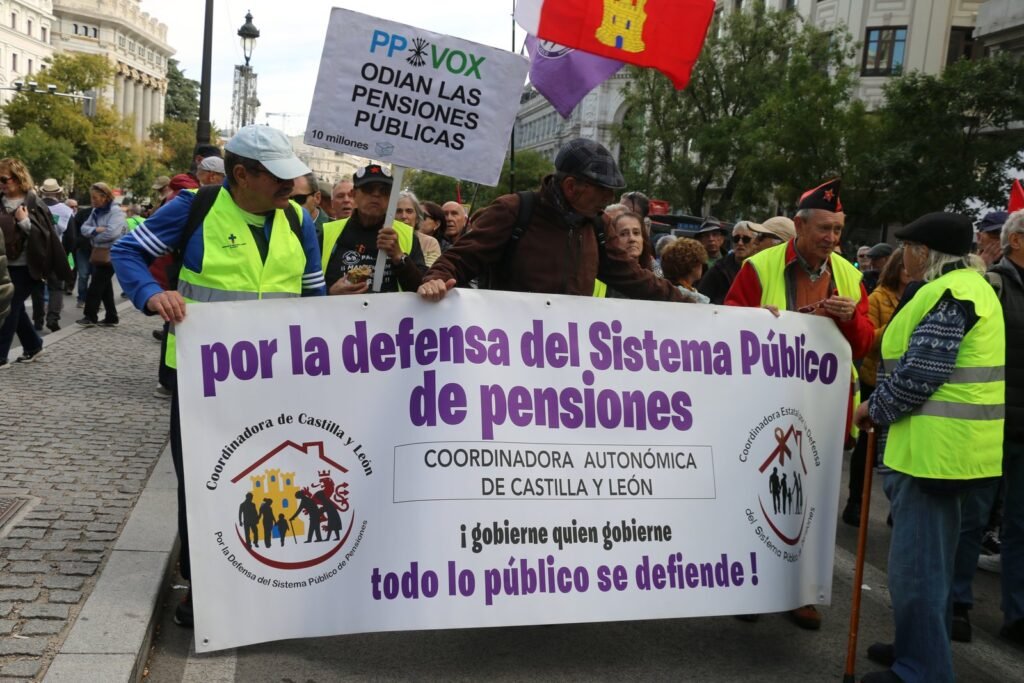 Pancarta de la Coordinadora de Castilla y León: «Por la defensa del sistema público de pensiones. Gobierne quien gobierne, todo lo público se defiende»