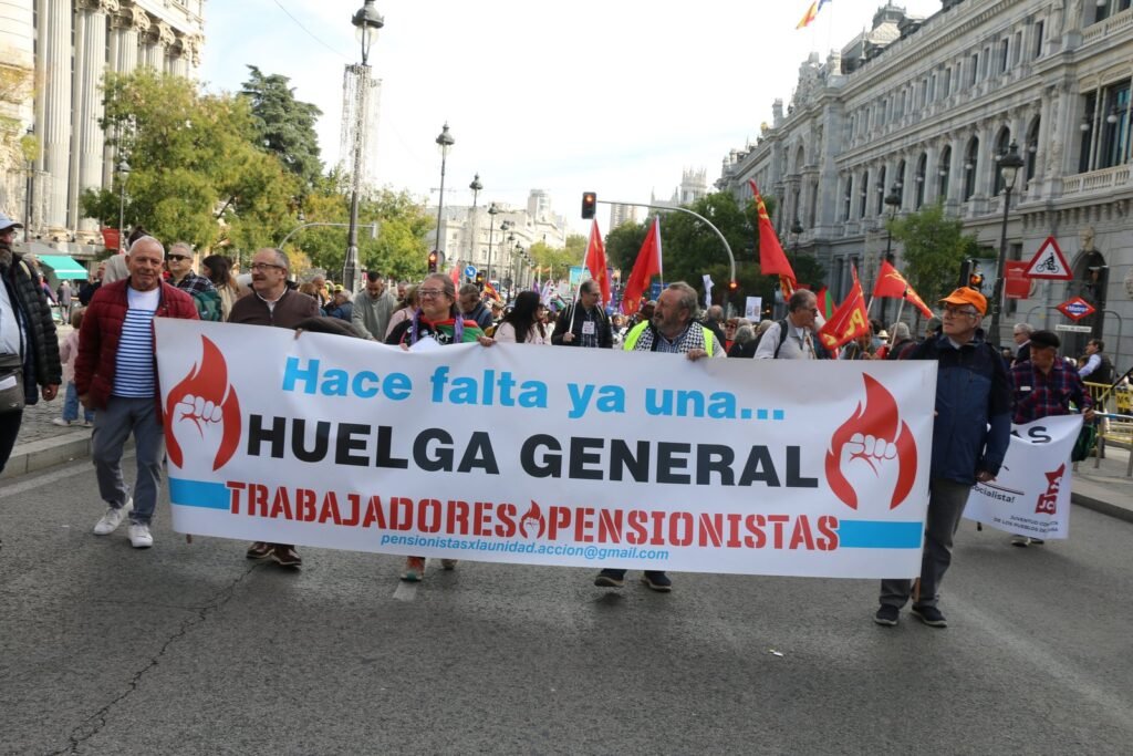 Pancarta «Hace falta ya una huelga general. Trabajadores y pensionistas»
