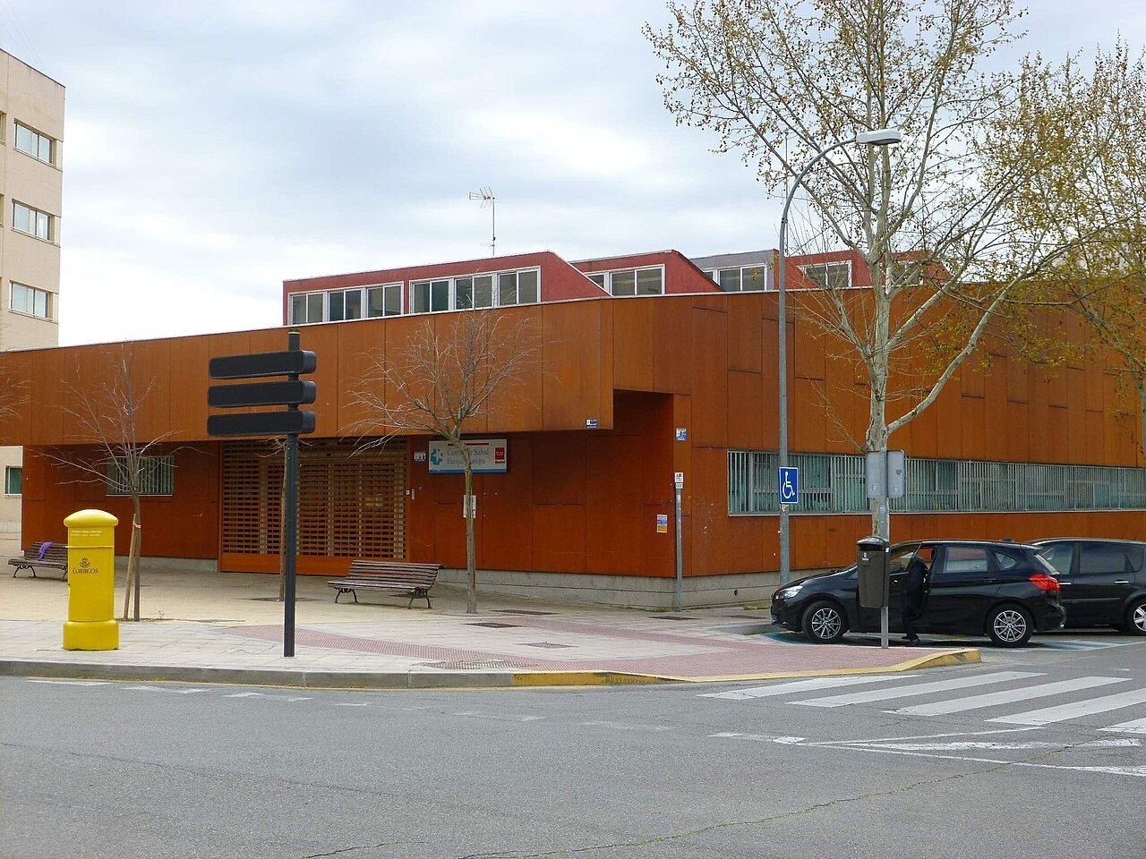 Edificio naranja del centro de salud Parque Europa, en Pinto