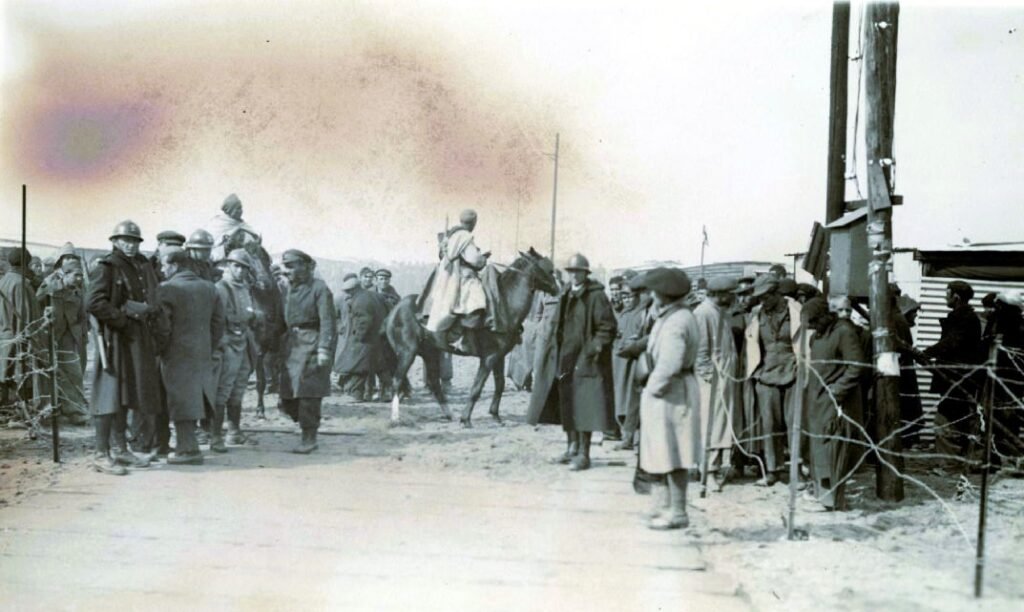 Refugiados republicanos españoles a la entrada del campo de Argelès-sur-Mer en febrero de 1939