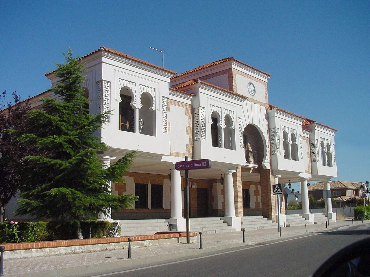 Edificio blanco de la Casa de la Cultura de Torrejón de la Calzada