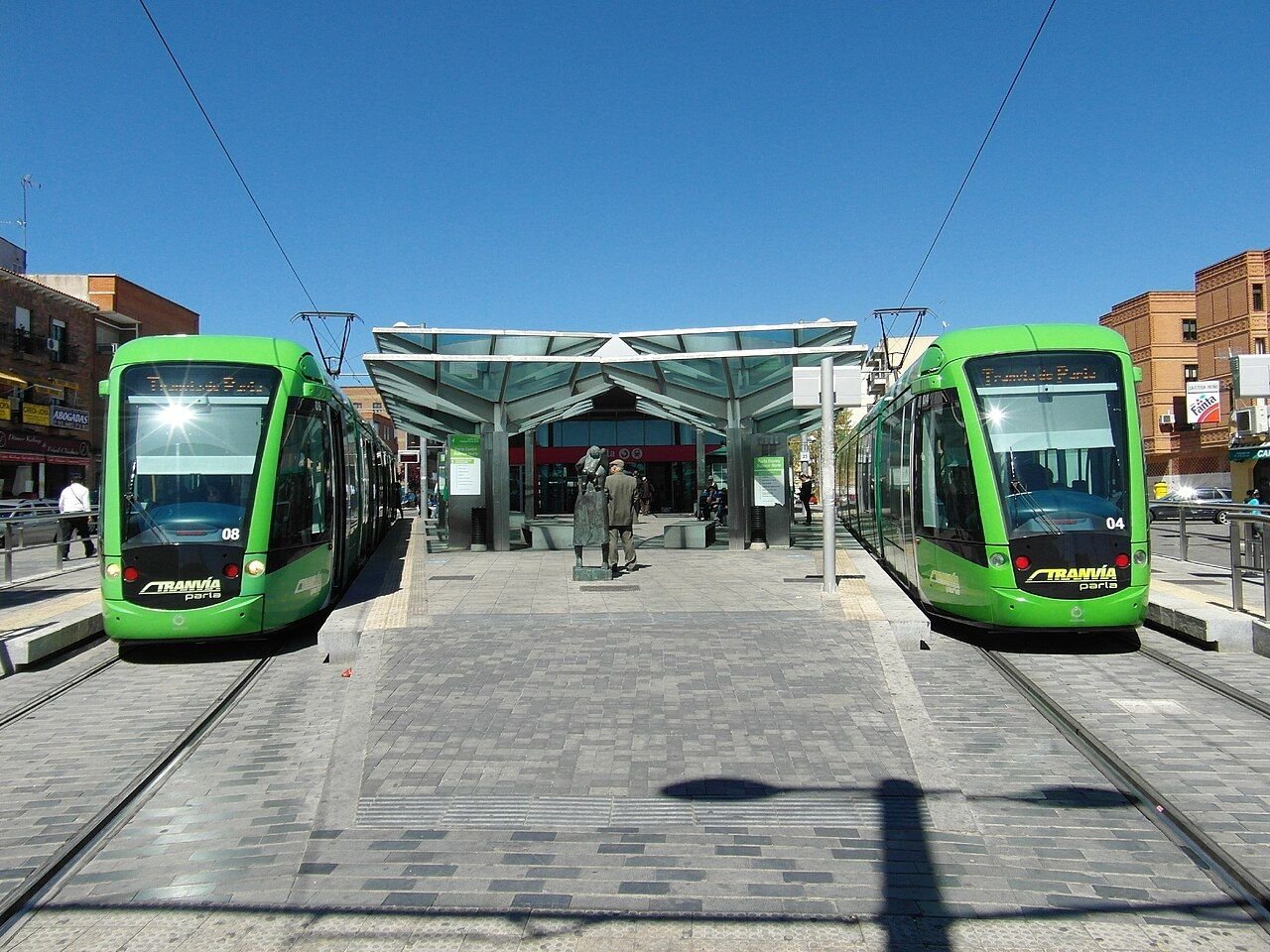 Dos tranvías verdes en una parada del tranvía de Parla