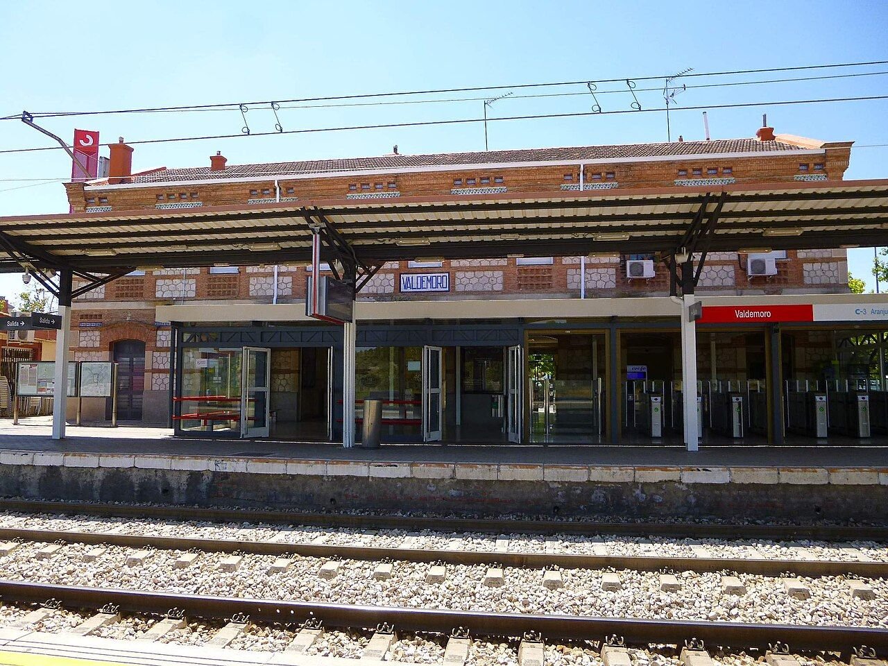 Andenes y vías de la estación de Cercanías de Valdemoro