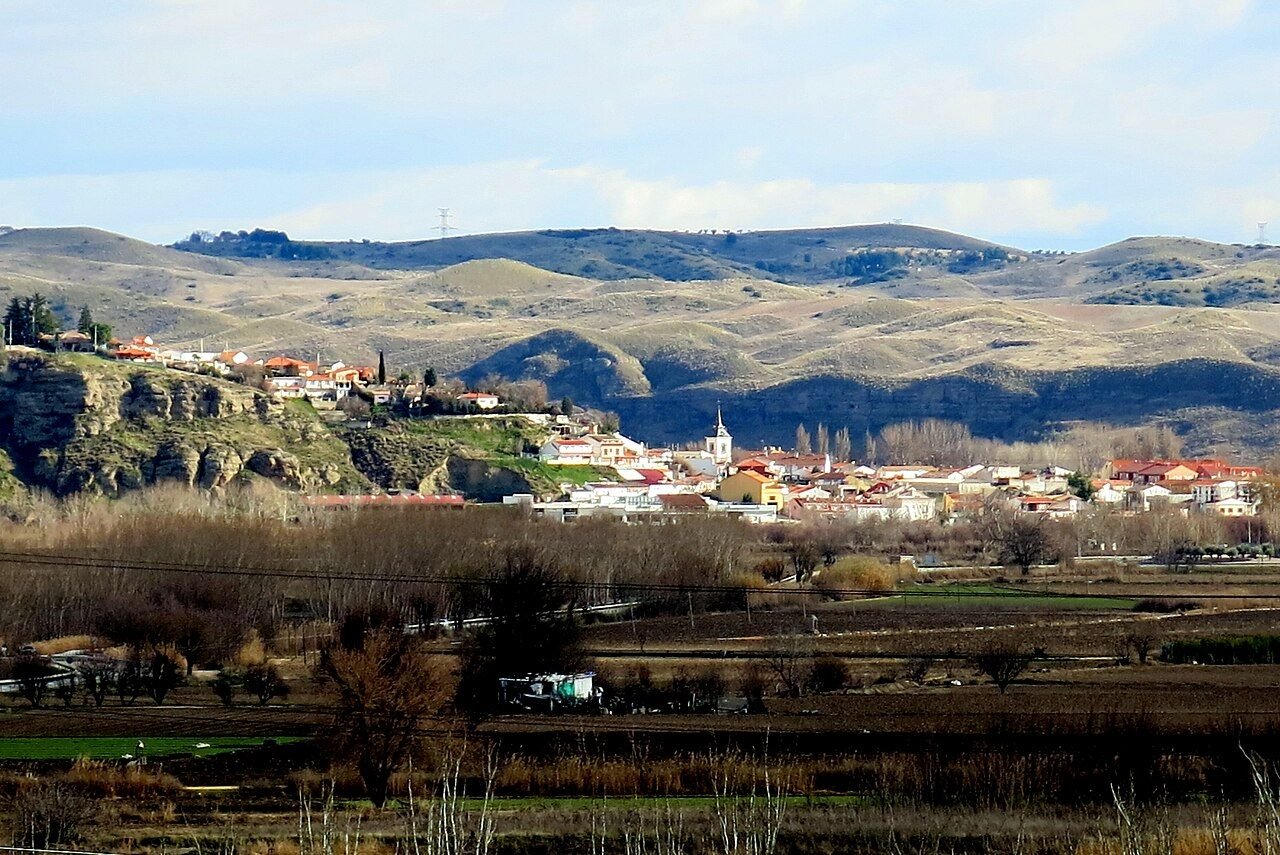 Paisaje de la vega del Jarama entre Titulcia y Ciempozuelos, con campos de cultivo y cerros